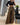 Goldene Pailletten-Hosen mit weitem Bein, die elegant und glänzend wirken, ideal für Abendmode-Anlässe, getragen von einer Person.