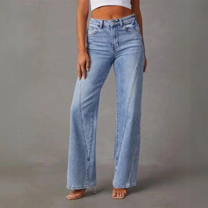 70er Jahre Stil hellblaue hohe Taille ausgestellte Schlagjeans für Damen, aus Denim mit auffälligem elektrischen Blauton, betont die Taille und Oberschenkel mit Taschen und ausgestelltem Schnitt ab dem Knie.