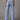 Hellblaue Denim-Jeans im 70er-Jahre-Stil mit hoher Taille und weitem Bein, vintage Look.