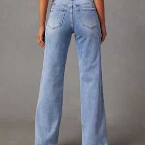 Hellblaue Denim-Jeans im 70er-Jahre-Stil mit hoher Taille und weitem Bein, vintage Look.