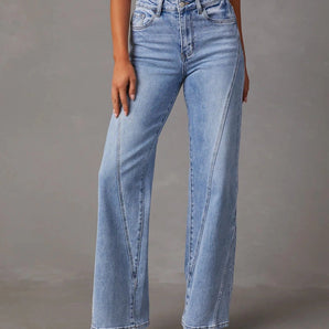 Hellblaue Jeans im 70er Jahre Stil mit hoher Taille und weitem Bein, aus Denim-Material mit Taschen.