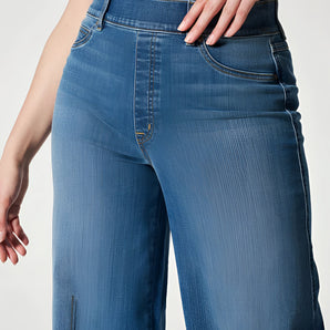 70er Jahre Stil weite Beinform hohe Taille Jeans in Retro Schlag und lockerer Passform, aus blauem Denim.
