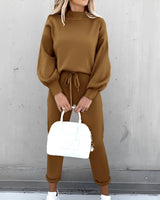 
A person wearing a beige seamless t-shirt in a soft, lightweight, and comfortable design, showcasing the shoulder and sleeve details. The t-shirt is in the color variant "Marrone" and size XXL, with the individual standing upright.