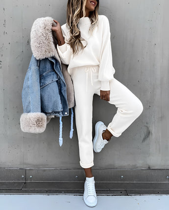 Beige nahtloses T-Shirt aus weichem, leichtem Material, getragen von einer Person mit Jeans, gezeigt in einer modischen Fotografie.