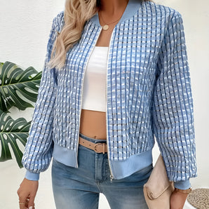 Blauer Karo Damen Blazer mit leichter Frühjahrsmode, gezeigt auf einer Schneiderpuppe mit schwarzen Schulter- und weißen Halsdetails, modisch und elegant.