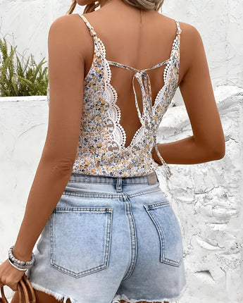 Boho Floral Spitzen-Body in Bianco, featuring a backless design, summer-style floral lace pattern, with a focus on the shoulder, neck, and waist areas, paired with jean shorts.