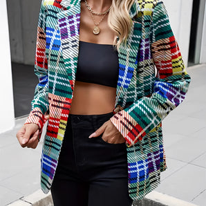 Trendiger Bunter Karo-Blazer für Damen, zeigt weißen und schwarzen Karomuster, Knöpfe, und stilvolle Schulterpassform.