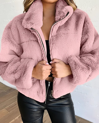 Beige Teddyjacke für Damen aus weichem Fleece, gezeigt in Größe 5XL in der Farbe Rosa, mit hohem Kragen und einem Reißverschluss, kombiniert mit Jeans.