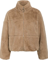 
Beige teddyjacke für Damen aus weichem Fleece, mit hohem Kragen und Reißverschluss, zeigt lange Ärmel und eine flauschige Textur.