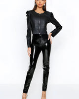 Schwarz Damen Lederjacke mit Puffärmeln und Reißverschluss im Slim Fit Design, getragen von einer Frau mit schwarzem Haar.