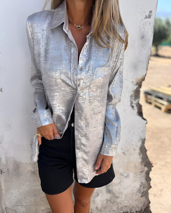 Damen Metallic Silber Blazer - Fashion Party Jacke in silbernem Metallic-Finish, mit langen Ärmeln und klassischem Kragen, geeignet für modische Anlässe.