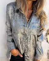 Silberner Damenblazer mit metallischem Finish, langärmlig, geeignet für Partys oder formelle Anlässe, mit klassischem Kragen und tailliertem Schnitt.