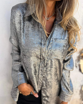 Silberner Damenblazer mit metallischem Finish, langärmlig, geeignet für Partys oder formelle Anlässe, mit klassischem Kragen und tailliertem Schnitt.