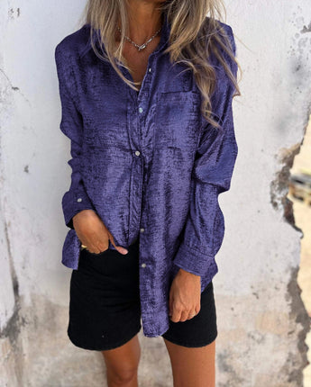 
A model wearing a metallic silver blazer with a fashionable party style, featuring a purple hue and tailored for a plus-size fit, specifically 5XL. The blazer has structured shoulders, long sleeves, and a dress shirt neckline, suitable for party or formal occasions.