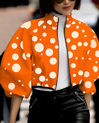 Damen Neon Grün Gepunktete Cropped Jacke in arancione, getragen von einer Person mit schwarzem Haar, kombiniert mit einem weißen Oberteil.