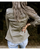 
A woman wearing a Damen Olive Militaryjacke, a lightweight cargo-style fashion outerwear, paired with jeans. She is accessorizing with sunglasses and is standing near some plants. The jacket features a collar and long sleeves.