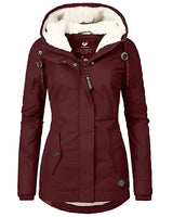 Damen Parka in Schwarz mit wasserdichtem Material, warmem Innenfutter, und einer Fellkapuze. Das Modell trägt die Jacke in der Farbe Rot, Größe 3XL.