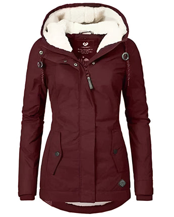 Damen Parka in Schwarz mit wasserdichtem Material, warmem Innenfutter, und einer Fellkapuze. Das Modell trägt die Jacke in der Farbe Rot, Größe 3XL.