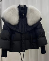 Designer Damen Winterjacke in Schwarz mit Fellkragen, Daunenmantel-Stil, ausgestattet mit langen Ärmeln und elegantem Fellbesatz am Kragen.