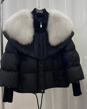 Designer Damen Winterjacke in Schwarz mit Fellkragen, Daunenmantel-Stil, ausgestattet mit langen Ärmeln und elegantem Fellbesatz am Kragen.