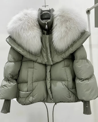 Designer Damen Winterjacke mit Fellkragen in Grau, Daunenmantel mit langen Ärmeln und pelzbesetztem Kragen, Variante Groen in Größe L.