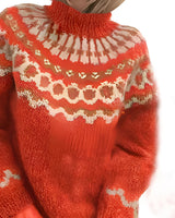 Grauer handgestrickter Islandpullover aus Wolle mit Fair Isle Kragen, rotes Muster, Größe 3XL, getragen von einem bärtigen Mann.