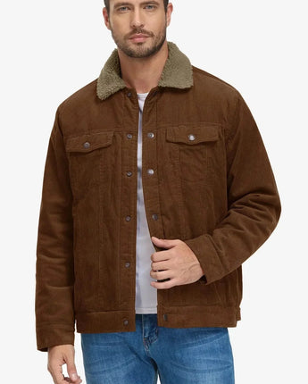 Braune Herren Cordjacke mit Sherpa-Kragen, isolierte Winterjacke, von einem Mann mit grauem Bart und Jeans getragen.