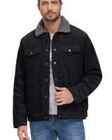 Ein Mann trägt eine braune Herren-Cordjacke mit Sherpa-Kragen über einem grauen Hemd, kombiniert mit Jeans.