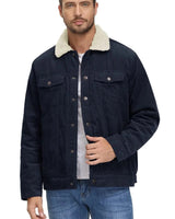 Mann trägt braune Herren-Cordjacke mit Sherpa-Kragen und isolierter Winterjacke, kombiniert mit Jeans und grauem Hemd.