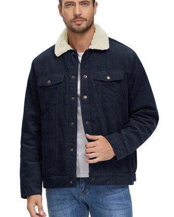 Mann trägt braune Herren-Cordjacke mit Sherpa-Kragen und isolierter Winterjacke, kombiniert mit Jeans und grauem Hemd.