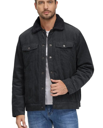 Mann trägt braune Herren-Cordjacke mit Sherpa-Kragen und isolierter Fütterung, kombiniert mit Jeans.