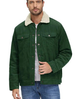 Ein Mann trägt eine braune Herren-Cordjacke mit Sherpa-Kragen und isoliertem Innenfutter, kombiniert mit blauen Jeans.