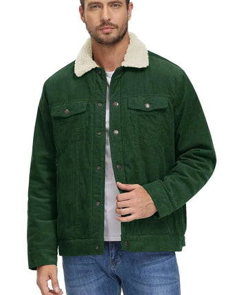 Ein Mann trägt eine braune Herren-Cordjacke mit Sherpa-Kragen und isoliertem Innenfutter, kombiniert mit blauen Jeans.