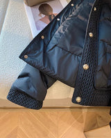 Herren Luxus Steppjacke in Navy, eine stilvolle Designer-Winterjacke mit hohem Kragen, langen Ärmeln und bequemem Sitz, geeignet für elegante und modische Anlässe.