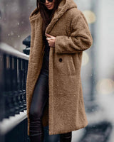 Lange blauer Teddy-Mantel für Damen, flauschig und warm, ideal für Wintermode. Der Mantel ist knielang, mit langen Ärmeln und einem hohen Kragen. Die Größe ist XL und die Farbvariante "Kameel" ist zu sehen. Das Design erinnert an einen Tartan-Stil.
