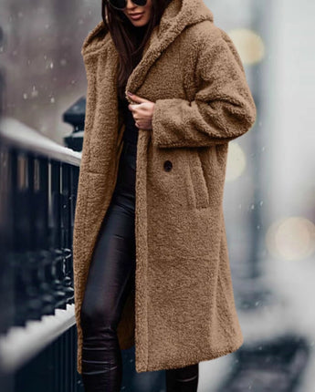 Lange blauer Teddy-Mantel für Damen, flauschig und warm, ideal für Wintermode. Der Mantel ist knielang, mit langen Ärmeln und einem hohen Kragen. Die Größe ist XL und die Farbvariante "Kameel" ist zu sehen. Das Design erinnert an einen Tartan-Stil.