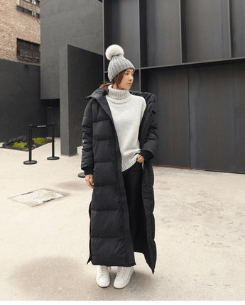 Damen Oversized Maxi Winterjacke, langer schwarzer Daunenmantel mit langen Ärmeln und Kapuze, ideal für kühle Wintertage, modernes Design.