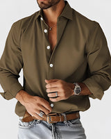 Luxus Herren Slim Fit Seidenhemd in Armeegrün, 5XL, getragen von einem muskulösen Model mit Jeans, Sonnenbrille und hochgekrempelten Ärmeln.