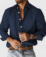 Luxus Herren Slim Fit Seidenhemd Schwarz Designer in Marineblau, Größe 5XL, abgebildet auf einem Model, das das Hemd trägt.