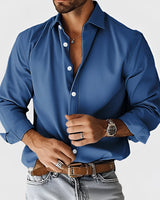 Luxus Herren Slim Fit Seidenhemd in Blau, Größe 5XL, getragen von einem Modell mit Sonnenbrille.