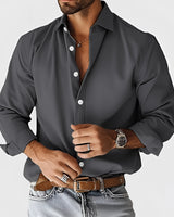 Luxus Herren Slim Fit Seidenhemd in Dunkelgrau, 5XL Größe, getragen von einem Mann; das Hemd hat lange Ärmel, einen Kragen und eine schlanke Passform.