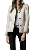 Navy Damen Designer Steppjacke in Weiß, doppelreihig und tailliert, in Größe 5XL, mit Kragen und langen Ärmeln.