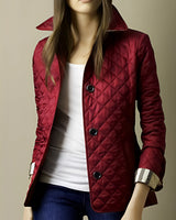 Navy Damen Designer Steppjacke, doppelreihig und tailliert, in der Farbe Rot, Größe 5XL, mit langen Ärmeln und einem eleganten Kragen.