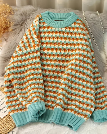 Damen Pastell Strickpullover in Hahnentritt Muster mit Türkis, Pink, Grün und Blau Farben, kuscheliger Winterpulli in Größe 3XL, auf einem Kleiderbügel.