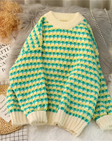 Kuscheliger Pastell-Strickpullover für Damen mit Hahnentritt-Muster in Pink, Grün und Blau, Größe 3XL, auf einem Kleiderbügel hängend.