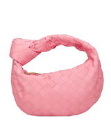 Schwarze geflochtene Leder Hobo Tasche mit Designer Luxus Look, zeigt ein komplexes geflochtenes Muster und magentafarbene Akzente, stilvoll und elegant.