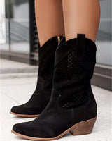 Weiße perforierte Damen Cowboy Stiefel in Sommer Western Ankle Boots Stil, getragen von einer Person, die weiße Schuhe und weiße Jeans trägt.