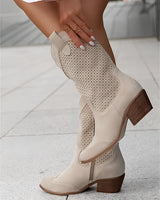 Weiße perforierte Damen Cowboy Stiefel in Khaki, Sommer Western Ankle Boots, Größe 43, zeigen menschliche Beine und Füße, modisches Design, keine Schuhe.