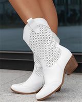 Weiße perforierte Damen Cowboy Stiefel, Sommer Western Ankle Boots, Größe 43, getragen von einer Person.