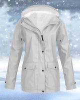 Silberne Damen-Winterparka in Größe 4XL mit wasserdichtem Material und einer Fellkapuze, die isoliert und stilvoll gestaltet ist. Die Jacke hat lange Ärmel und einen Knopfverschluss, was sie ideal für kalte Wetterbedingungen macht.